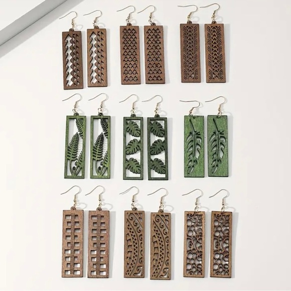 ⭐️ 5 for $25 Natural Wood Green Painted Lightweight Carved Earrings - Picture 3 of 7